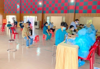 Bình Dương: Đề nghị Bộ Y tế phân bổ thêm vắc xin tiêm cho hơn 2 triệu người dân, công nhân lao động