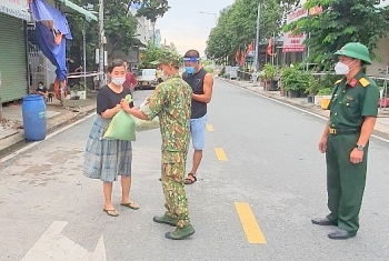 Bình Dương: Cấp phát hàng chục nghìn túi lương thực thực phẩm cho người dân