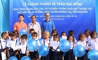 Trao tặng quà cho học sinh nghèo hiếu học tại ba miền đất nước