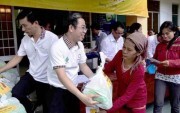 Tập đoàn Hoa Sen trao quà cho đồng bào lũ lụt các tỉnh miền Trung