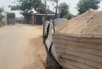 Thừa Thiên Huế: Bãi tập kết cát không phép ngang nhiên hoạt động giữa thành phố