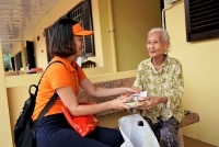 Công đoàn TST tourist trao hơn 120 phần quà cho người già và trẻ em khó khăn
