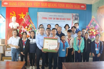 Chương trình “Ân tình với miền Trung”: Trao yêu thương và sẻ chia khó khăn  tới học trò vùng lũ