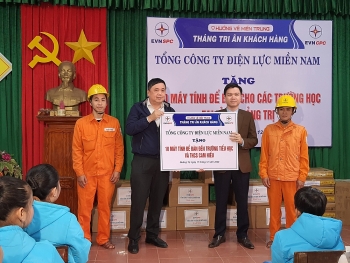 Trao tặng 100 máy tính để bàn cho các trường học tại Quảng Trị