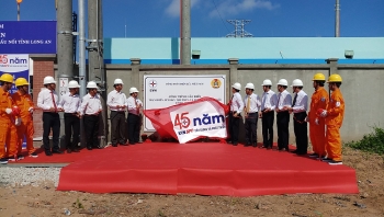 Gắn biển công trình Trạm biến áp 110kV Thủ Thừa và đường dây đấu nối, tỉnh Long An