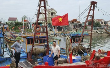 Chi phí tăng, ngư dân Nghệ An vượt khó vươn khơi bám biển Bài 1: Ngư dân Nghệ An đắn đo… trước mỗi chuyến ra khơi