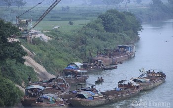 Khai thác cát trái phép vẫn hoành hành trên sông Lam