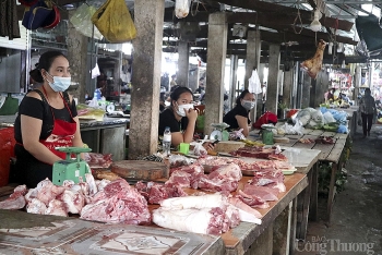 Nghệ An: Giá lợn hơi giảm mạnh - giá thịt tại chợ vẫn cao