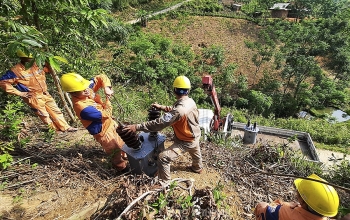 Nghệ An: Gian nan thợ điện vùng biên viễn