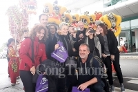 Gần 200 du khách “xông đất” Cố đô Huế