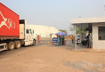 Quảng Trị: Đổi tài xế vận chuyển hàng hóa tại cửa khẩu để phòng chống dịch Covid-19