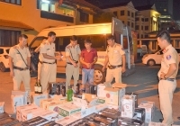 Thừa Thiên Huế bắt giữ xe vận chuyển 600 chai rượu lậu