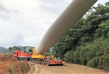 Quảng Trị: Khắc phục khẩn cấp sự cố mất điện do xe chở cánh quạt điện gió