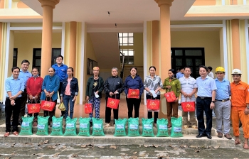 PC Quảng Bình: Tặng quà cho người dân bị ảnh hưởng do lũ lụt