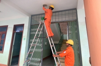 PC Quảng Bình: Hỗ trợ sửa chữa, thay thế hệ thống điện tại các trường học và trạm y tế vùng lũ