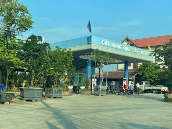 Quảng Bình: Cửa hàng cà phê trong khu vực cây xăng, người dân lo lắng nguy cơ cháy nổ