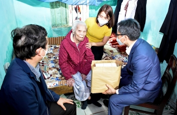 Phó Thủ tướng Vũ Đức Đam thăm, tặng quà Tết tại Thừa Thiên Huế