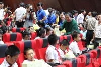 Phó Chủ tịch Quốc hội Tòng Thị Phóng tặng quà cho thiếu nhi Đà Nẵng