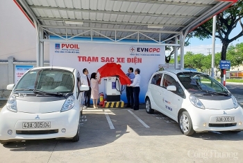 Bàn giao trạm sạc cho ô tô điện sử dụng năng lượng mặt trời
