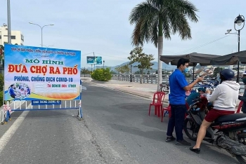 Nha Trang: Người dân mua hàng thiết yếu online hoặc được Tổ cứu trợ mua hộ