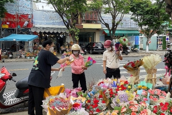 Đà Nẵng: Nhộn nhịp thị trường hoa tươi ngày 8/3
