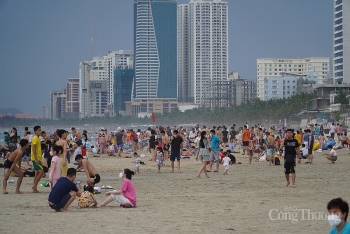 Các bãi biển Đà Nẵng chật ních người những ngày đầu mở cửa du lịch