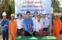 Đoàn Thanh niên Bộ Công Thương bàn giao công trình “Thắp sáng đường quê” tại huyện đảo Lý Sơn.