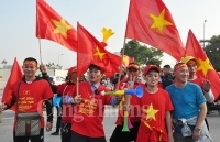 Cổ động viên “đốt cháy” không khí tại sân Mỹ Đình trước giờ bóng lăn