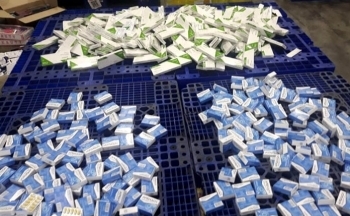 Hải quan bắt giữ hàng trăm hộp thuốc, thiết bị y tế chống dịch nhập khẩu trái phép