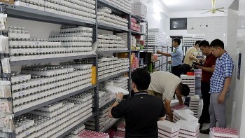 Quản lý thị trường Hà Nội: Triệt phá cơ sở kính áp tròng Trung Quốc giả hàng Hàn Quốc quy mô lớn