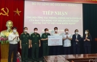 Trao tặng vật tư, trang thiết bị y tế phòng, chống dịch Covid- 19 cho Bộ đội biên phòng