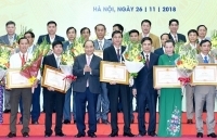 Tôn vinh các tổ chức, cá nhân có thành tích xuất sắc trong thực hiện Nghị quyết Trung ương 7