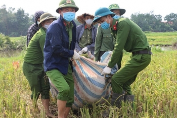 Công an gặt lúa giúp người dân đang phải cách ly vì Covid-19