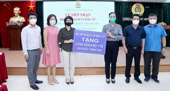 Bộ Kế hoạch và Đầu tư trao tặng khẩu trang N95 cho cán bộ y tế