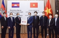 Việt Nam trao thiết bị y tế giúp Lào, Campuchia chống dịch Covid-19