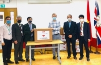 Thứ trưởng Hoàng Quốc Vượng trao vật phẩm y tế, giúp Anh chống dịch Covid-19