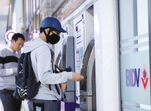 Nhu cầu rút tiền giảm mạnh, ngân hàng không lo nghẽn ATM