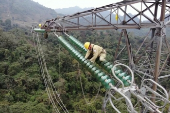 Đẩy mạnh ứng dụng khoa học công nghệ trong kiểm tra lưới điện