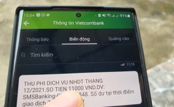 Vì sao ngân hàng miễn phí giao dịch online nhưng tăng phí tin nhắn SMS?