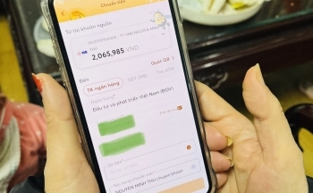 Giao dịch online ‘lên ngôi’, tỷ lệ rút tiền mặt giảm mạnh
