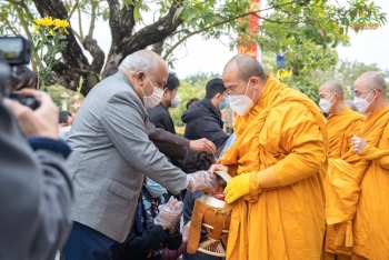Đại sứ Cu Ba tại Việt Nam đến chùa Ba Vàng lễ Phật