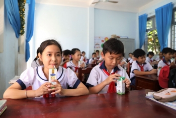 Sữa học đường đang được triển khai cho trẻ em tại nhiều tỉnh Đồng bằng sông Cửu Long