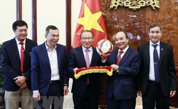 Chủ tịch nước tiếp huấn luyện viên của hai đội tuyển bóng đá Việt Nam