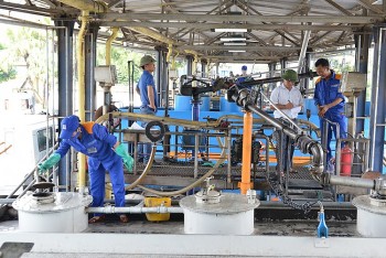 Cách nào hạ nhiệt giá xăng dầu?