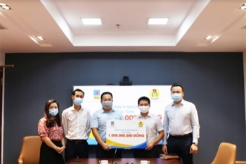 Bảo hiểm PVI trao tặng 1 tỷ đồng cho cán bộ y tế tuyến đầu chống dịch