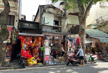 Cận kề ngày Rằm tháng 7, “thủ phủ” vàng mã khu phố cổ Hà Nội vẫn ảm đạm