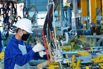 Sản xuất công nghiệp nỗ lực duy trì đà tăng