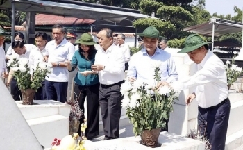 Chủ tịch nước dâng hương tưởng niệm tại Ngã ba Đồng Lộc