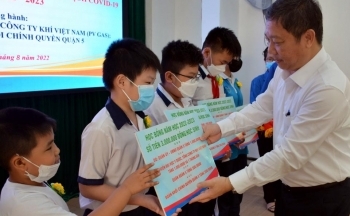 Thăm hỏi và động viên các em học sinh mồ côi vì đại dịch Covid-19