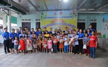 Đoàn Thanh niên BSR: Tặng qùa Trung thu cho các trẻ em khó khăn